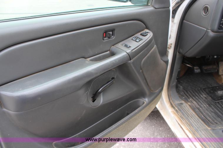 image for item K6924 2004 Chevrolet Silverado 2500 HD utility truck