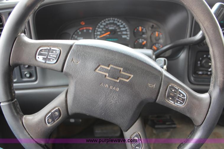 image for item K6924 2004 Chevrolet Silverado 2500 HD utility truck