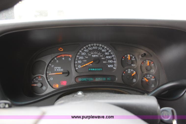 image for item K6924 2004 Chevrolet Silverado 2500 HD utility truck