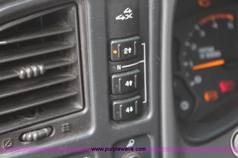 image for item K6924 2004 Chevrolet Silverado 2500 HD utility truck