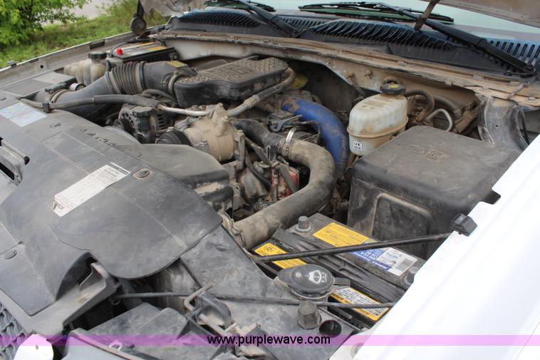 image for item K6924 2004 Chevrolet Silverado 2500 HD utility truck