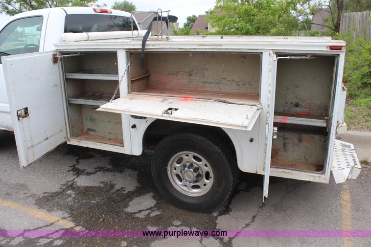 image for item K6924 2004 Chevrolet Silverado 2500 HD utility truck