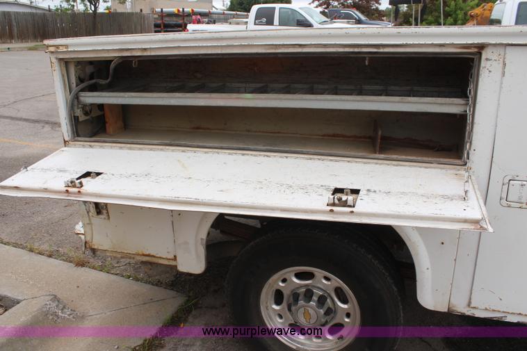 image for item K6924 2004 Chevrolet Silverado 2500 HD utility truck