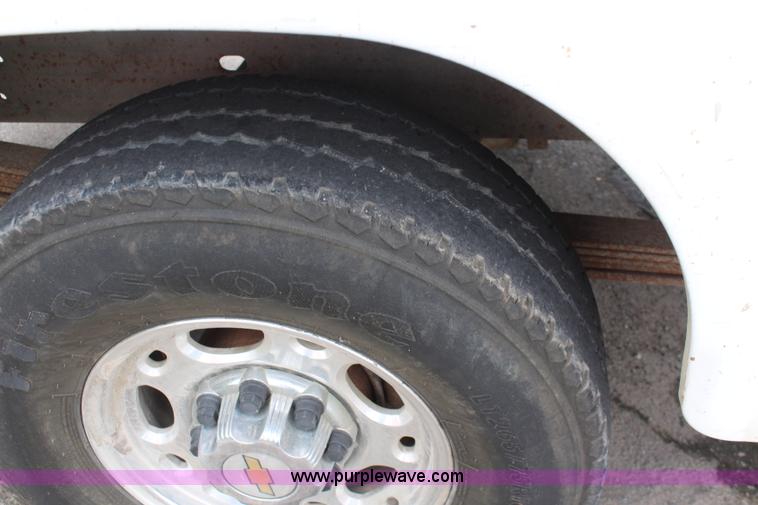 image for item K6924 2004 Chevrolet Silverado 2500 HD utility truck