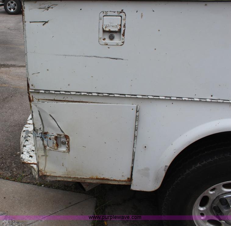 image for item K6924 2004 Chevrolet Silverado 2500 HD utility truck