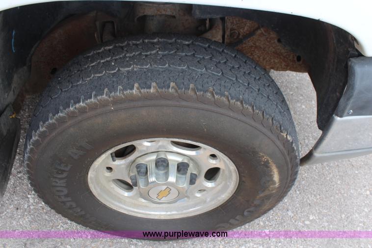 image for item K6924 2004 Chevrolet Silverado 2500 HD utility truck