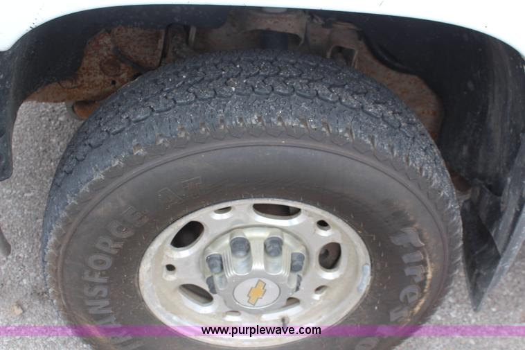 image for item K6924 2004 Chevrolet Silverado 2500 HD utility truck