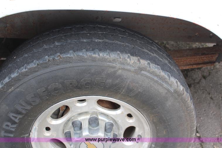 image for item K6924 2004 Chevrolet Silverado 2500 HD utility truck