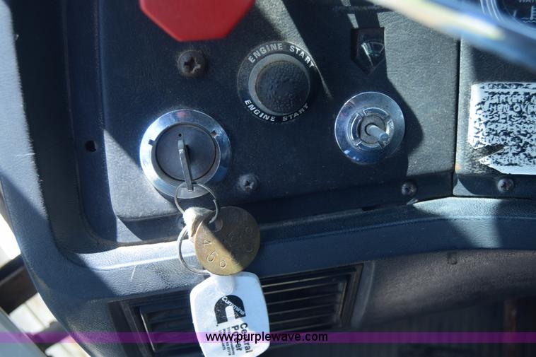 image for item K8612 1994 Ford LTA9000 AeroMax 106 semi truck