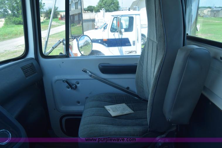 image for item K8612 1994 Ford LTA9000 AeroMax 106 semi truck