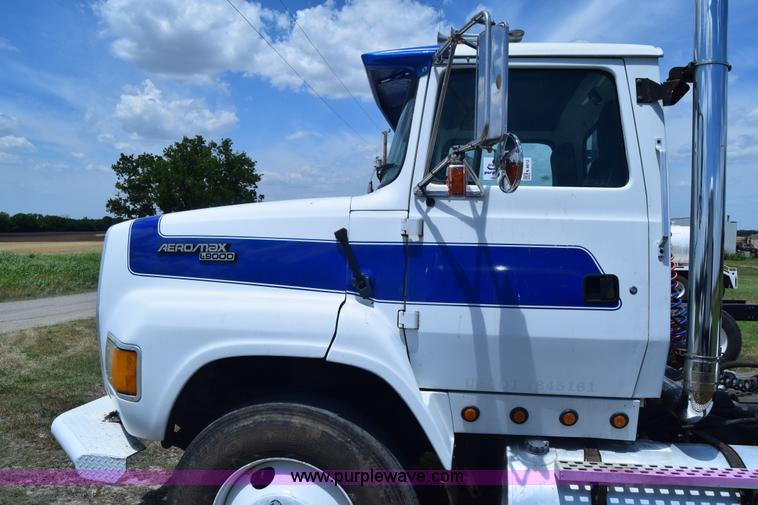 image for item K8612 1994 Ford LTA9000 AeroMax 106 semi truck