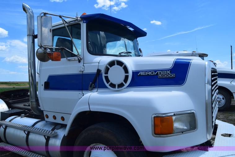 image for item K8612 1994 Ford LTA9000 AeroMax 106 semi truck