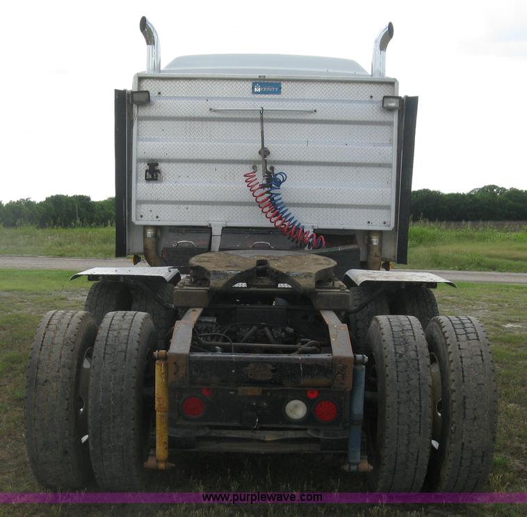 image for item K8613 1998 International 9400 semi truck