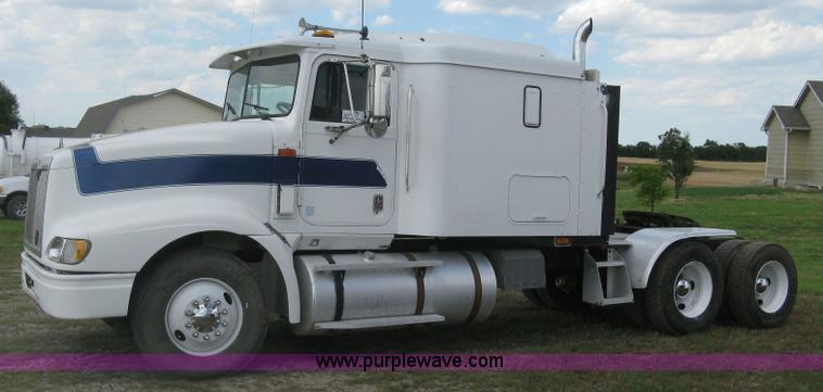 image for item K8613 1998 International 9400 semi truck