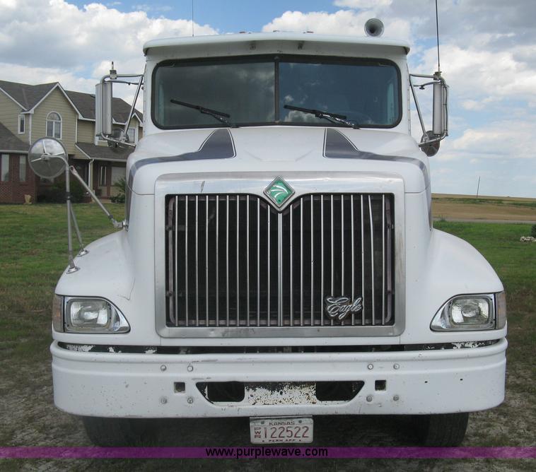 image for item K8613 1998 International 9400 semi truck