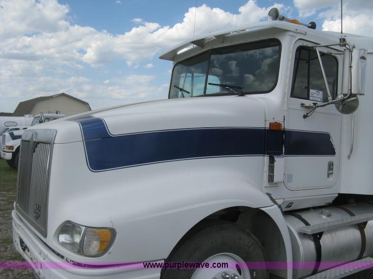 image for item K8613 1998 International 9400 semi truck