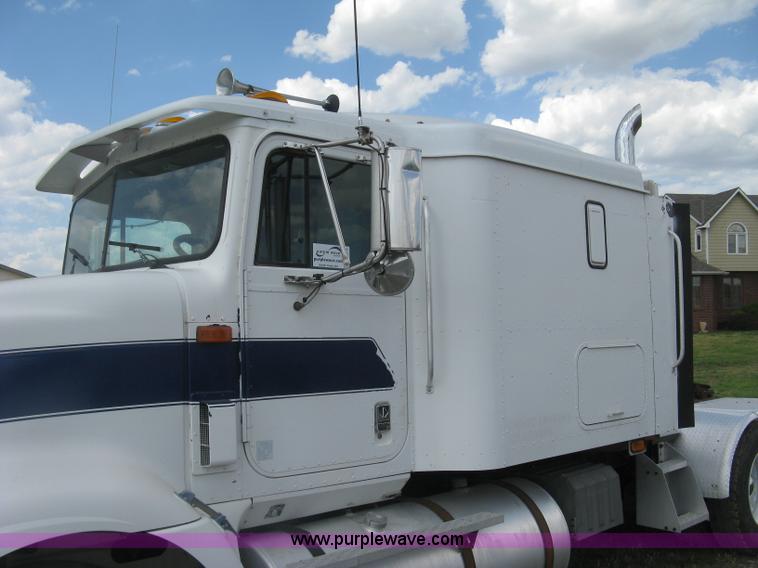 image for item K8613 1998 International 9400 semi truck