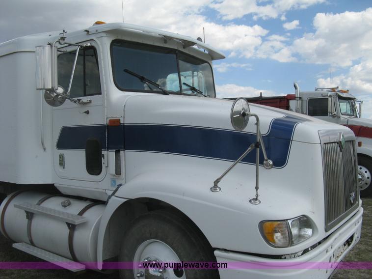 image for item K8613 1998 International 9400 semi truck