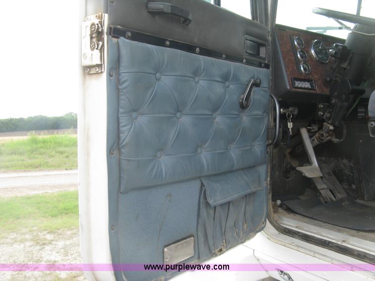 image for item K8613 1998 International 9400 semi truck