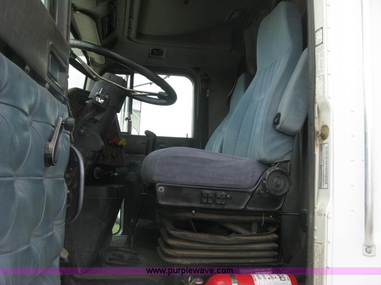 image for item K8613 1998 International 9400 semi truck