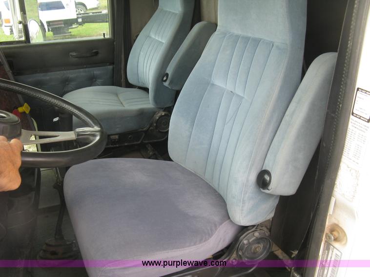 image for item K8613 1998 International 9400 semi truck