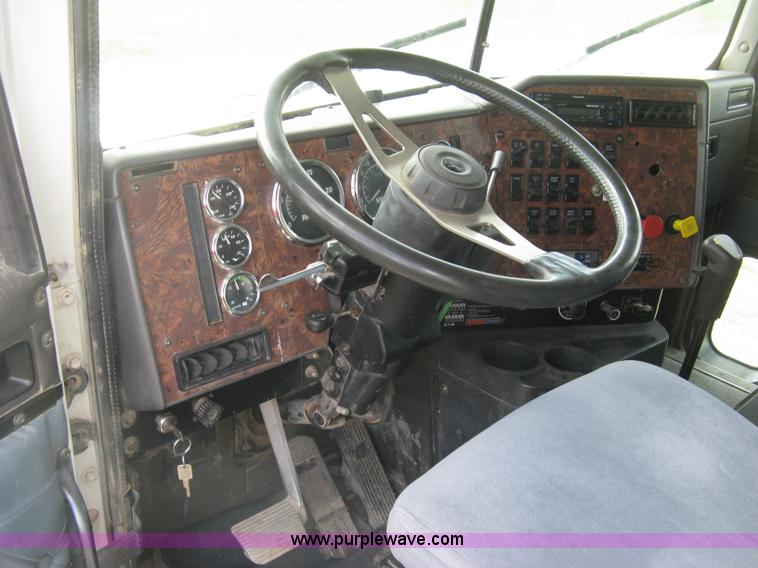 image for item K8613 1998 International 9400 semi truck