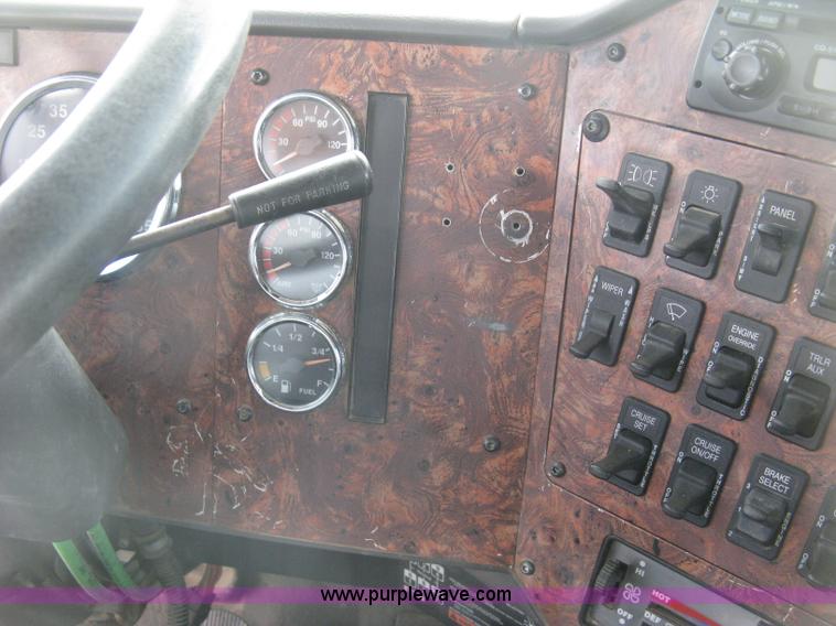 image for item K8613 1998 International 9400 semi truck