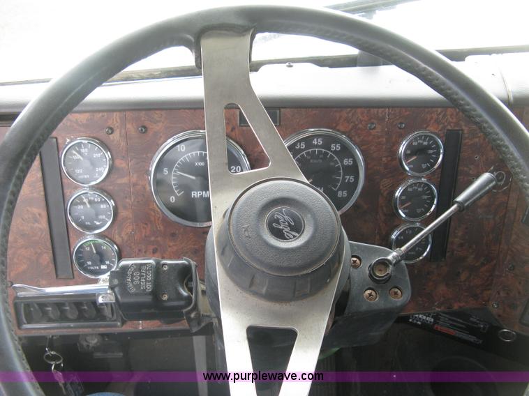 image for item K8613 1998 International 9400 semi truck