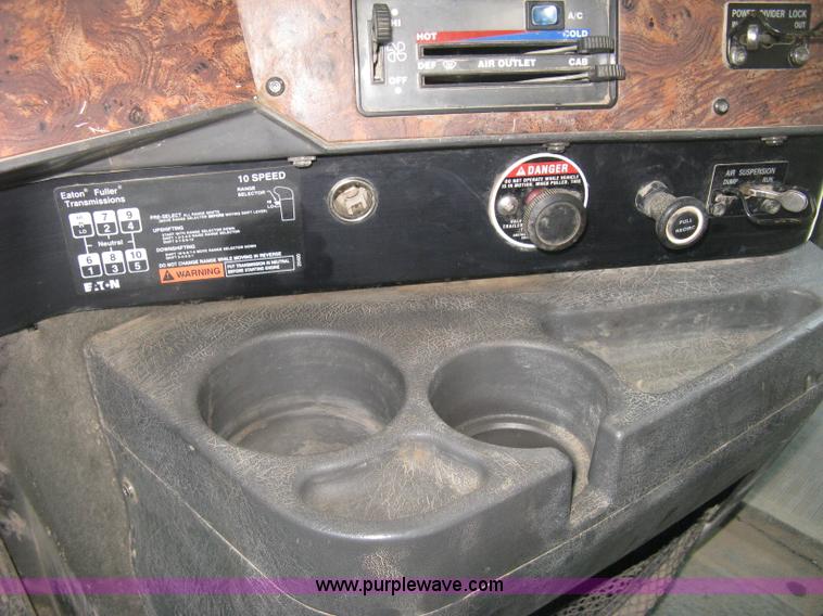 image for item K8613 1998 International 9400 semi truck