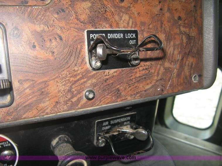 image for item K8613 1998 International 9400 semi truck