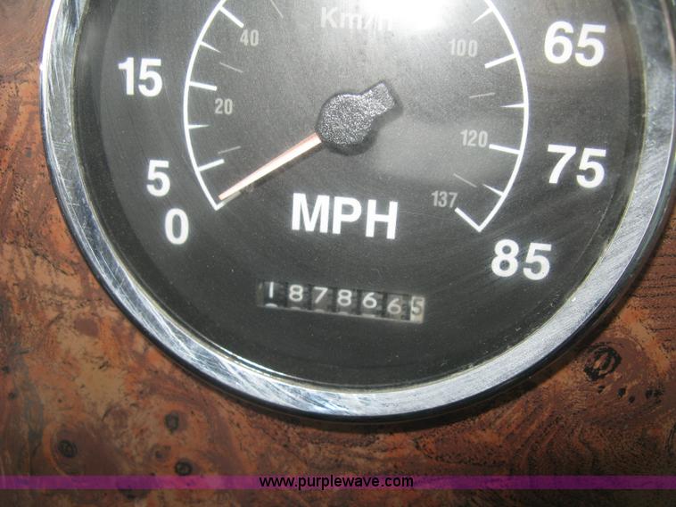 image for item K8613 1998 International 9400 semi truck