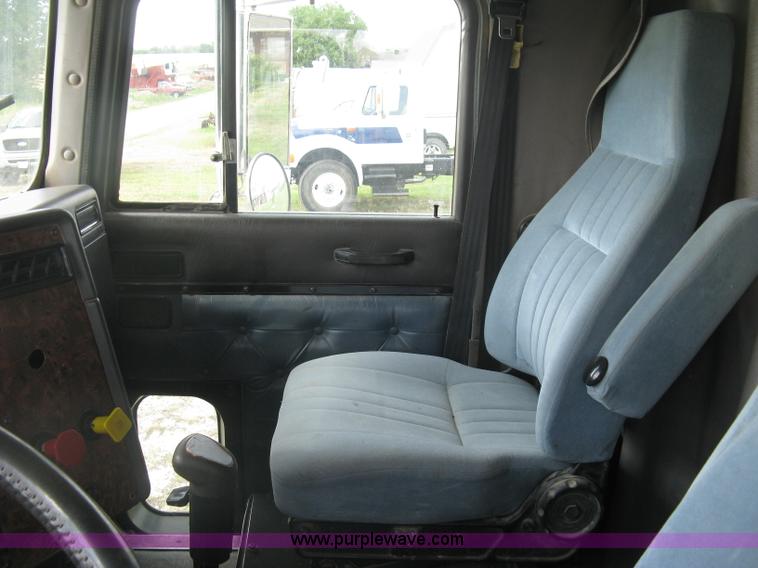 image for item K8613 1998 International 9400 semi truck