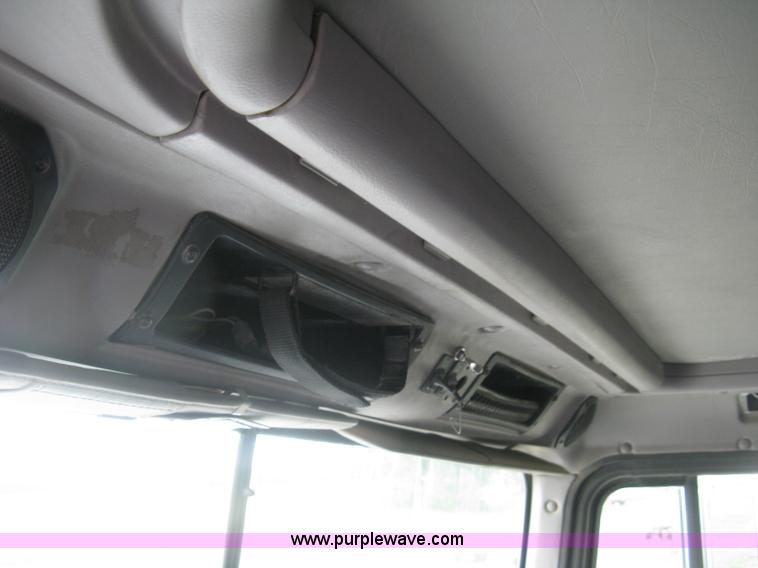 image for item K8613 1998 International 9400 semi truck