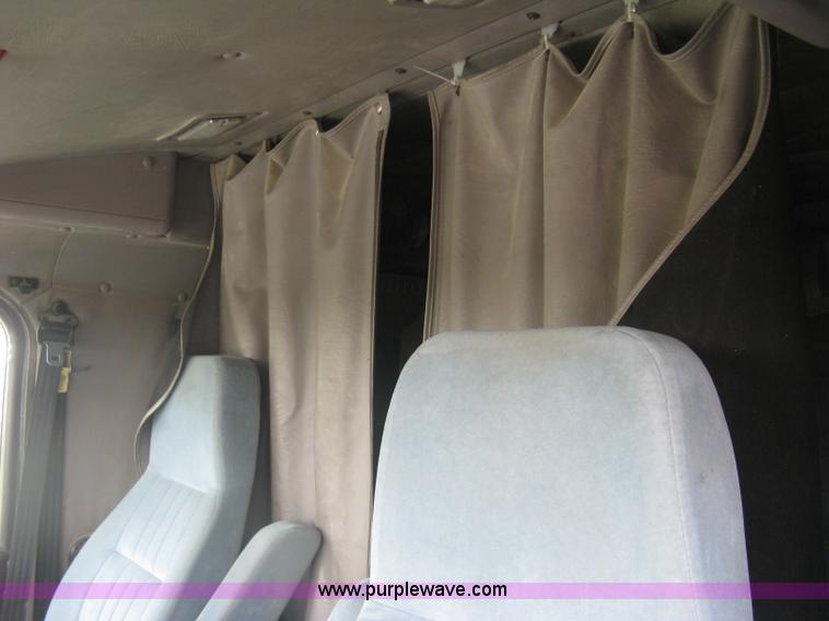 image for item K8613 1998 International 9400 semi truck