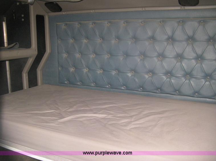 image for item K8613 1998 International 9400 semi truck