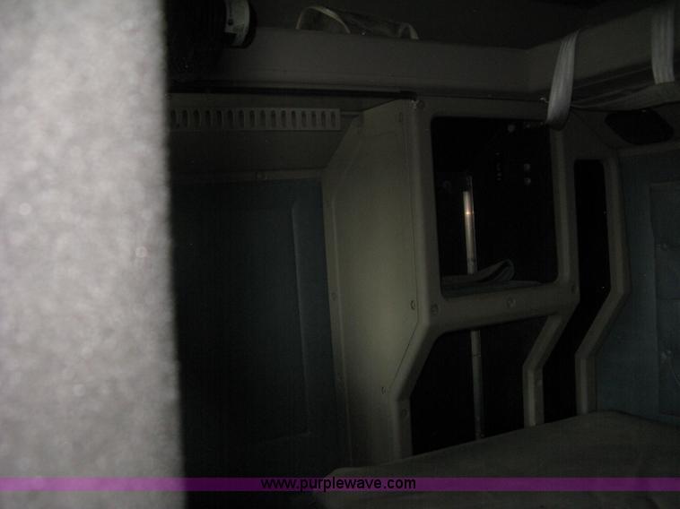 image for item K8613 1998 International 9400 semi truck