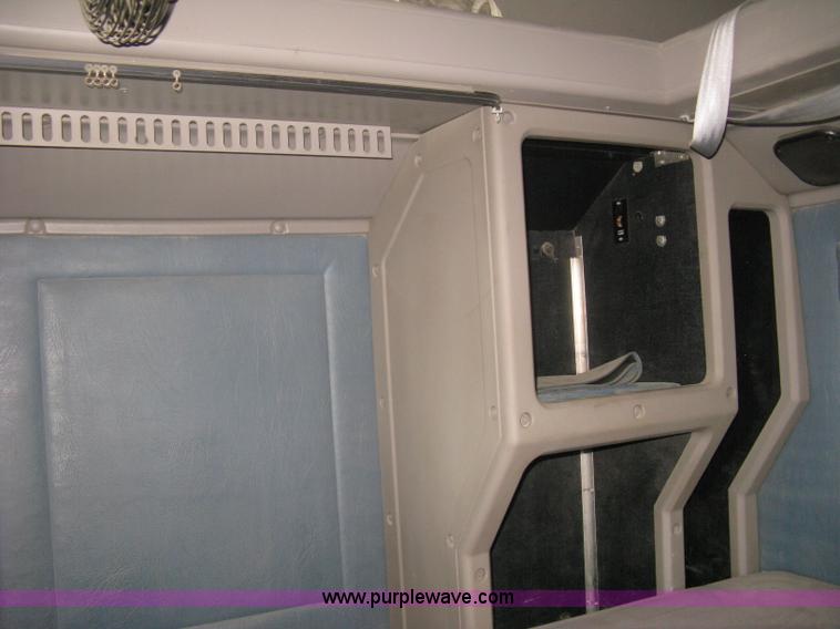 image for item K8613 1998 International 9400 semi truck