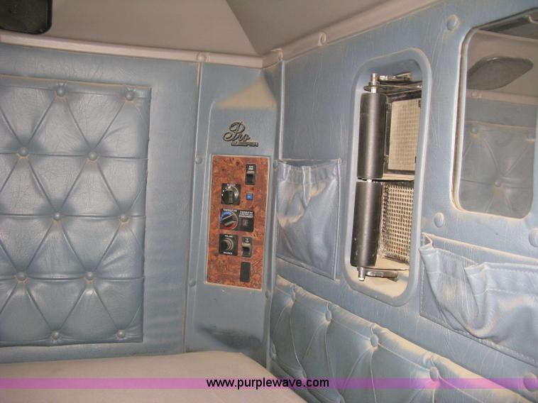 image for item K8613 1998 International 9400 semi truck