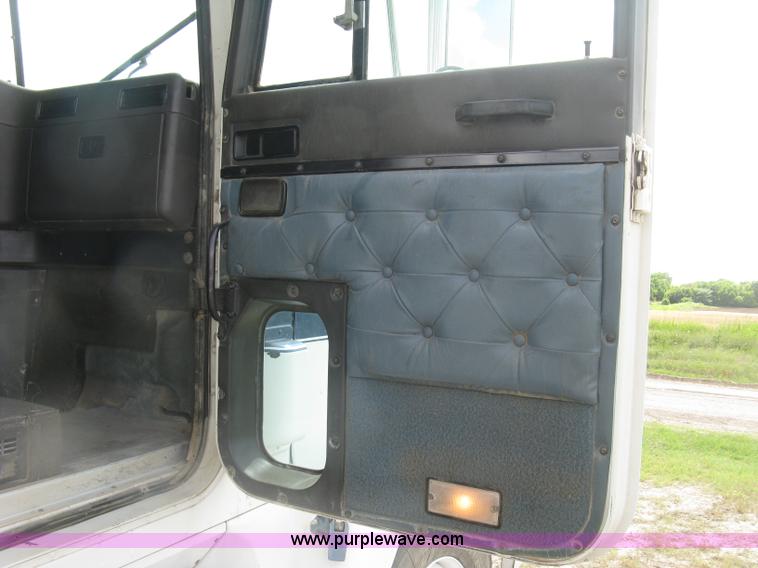 image for item K8613 1998 International 9400 semi truck