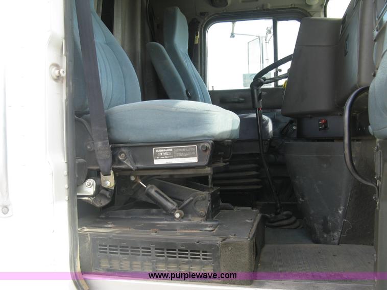 image for item K8613 1998 International 9400 semi truck