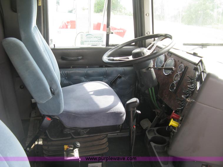 image for item K8613 1998 International 9400 semi truck