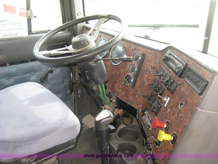 image for item K8613 1998 International 9400 semi truck