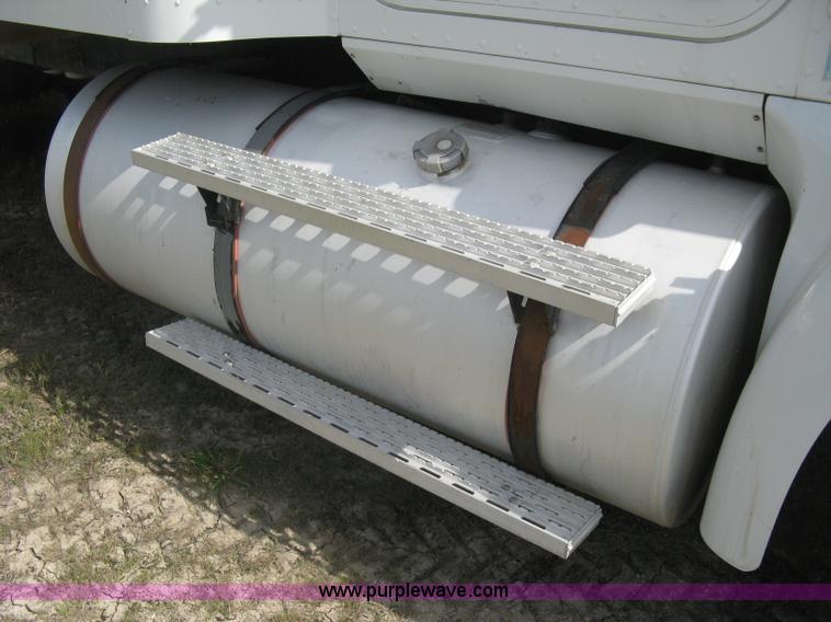 image for item K8613 1998 International 9400 semi truck