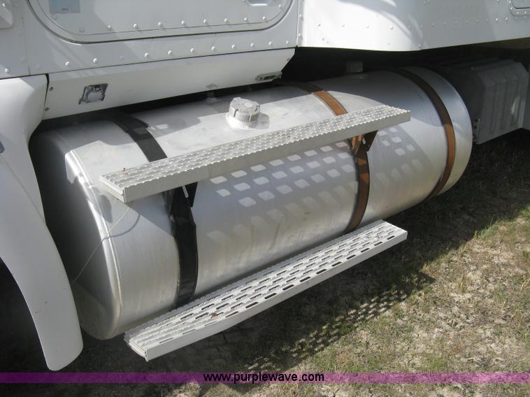 image for item K8613 1998 International 9400 semi truck