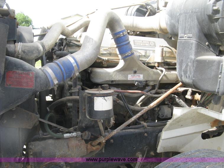 image for item K8613 1998 International 9400 semi truck