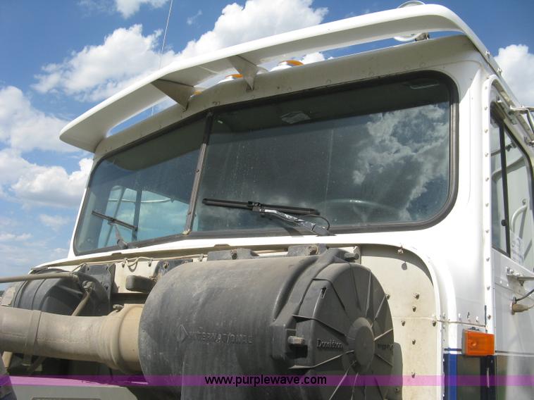 image for item K8613 1998 International 9400 semi truck