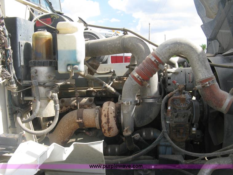 image for item K8613 1998 International 9400 semi truck