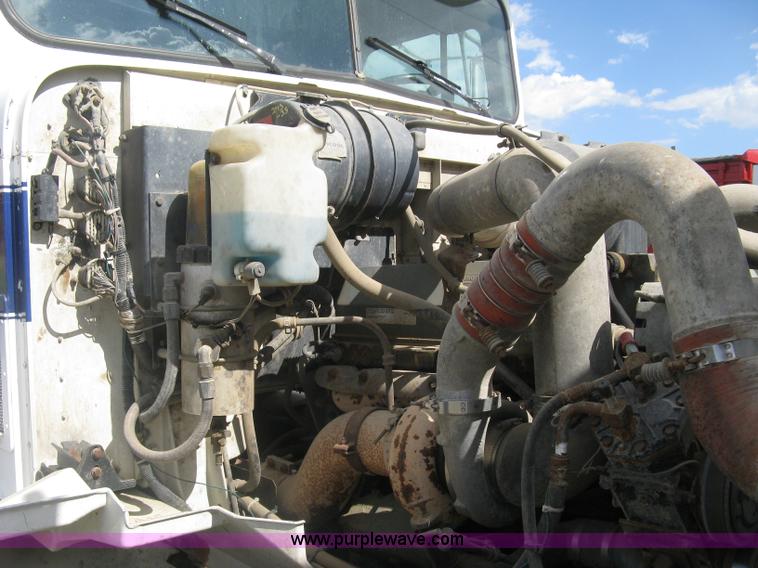 image for item K8613 1998 International 9400 semi truck