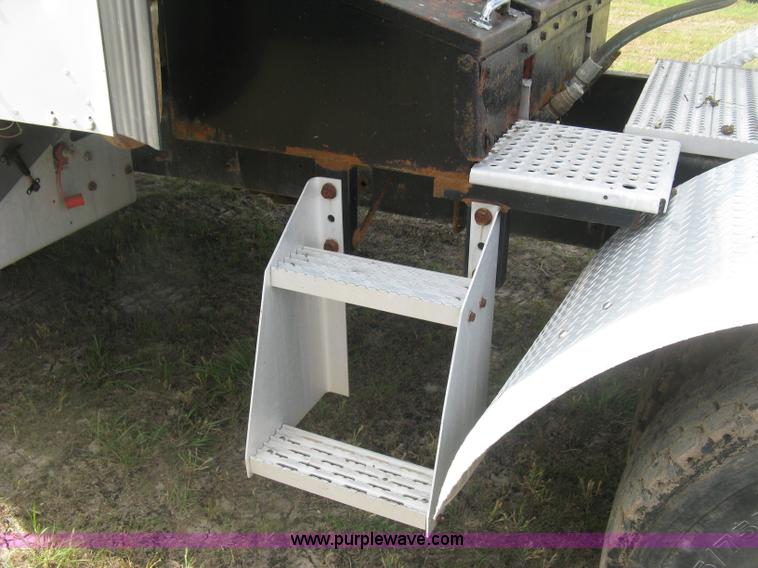 image for item K8613 1998 International 9400 semi truck