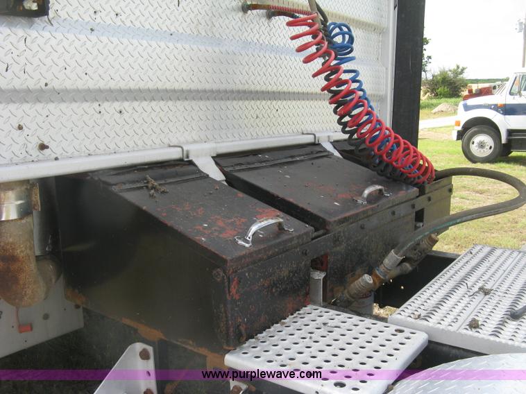 image for item K8613 1998 International 9400 semi truck